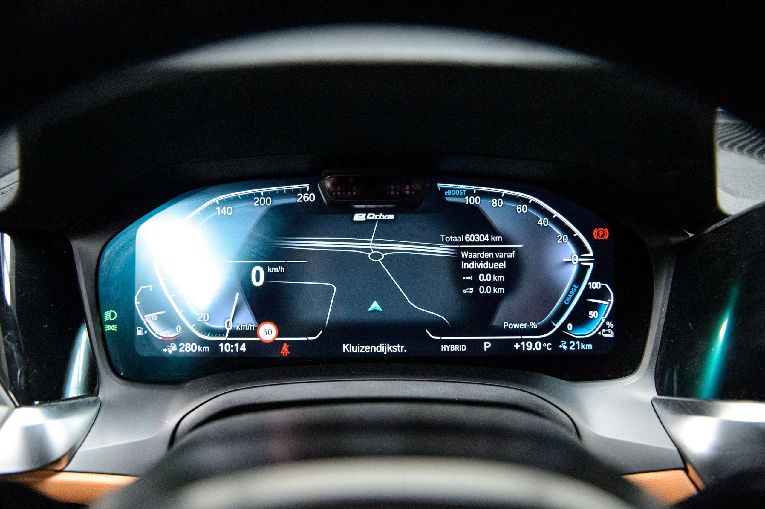0daca288-5681-46da-bab2-7298e310fbec31-bmw-330-e-touring-m-pack-laser-cognac-m3-seats-hud.jpg