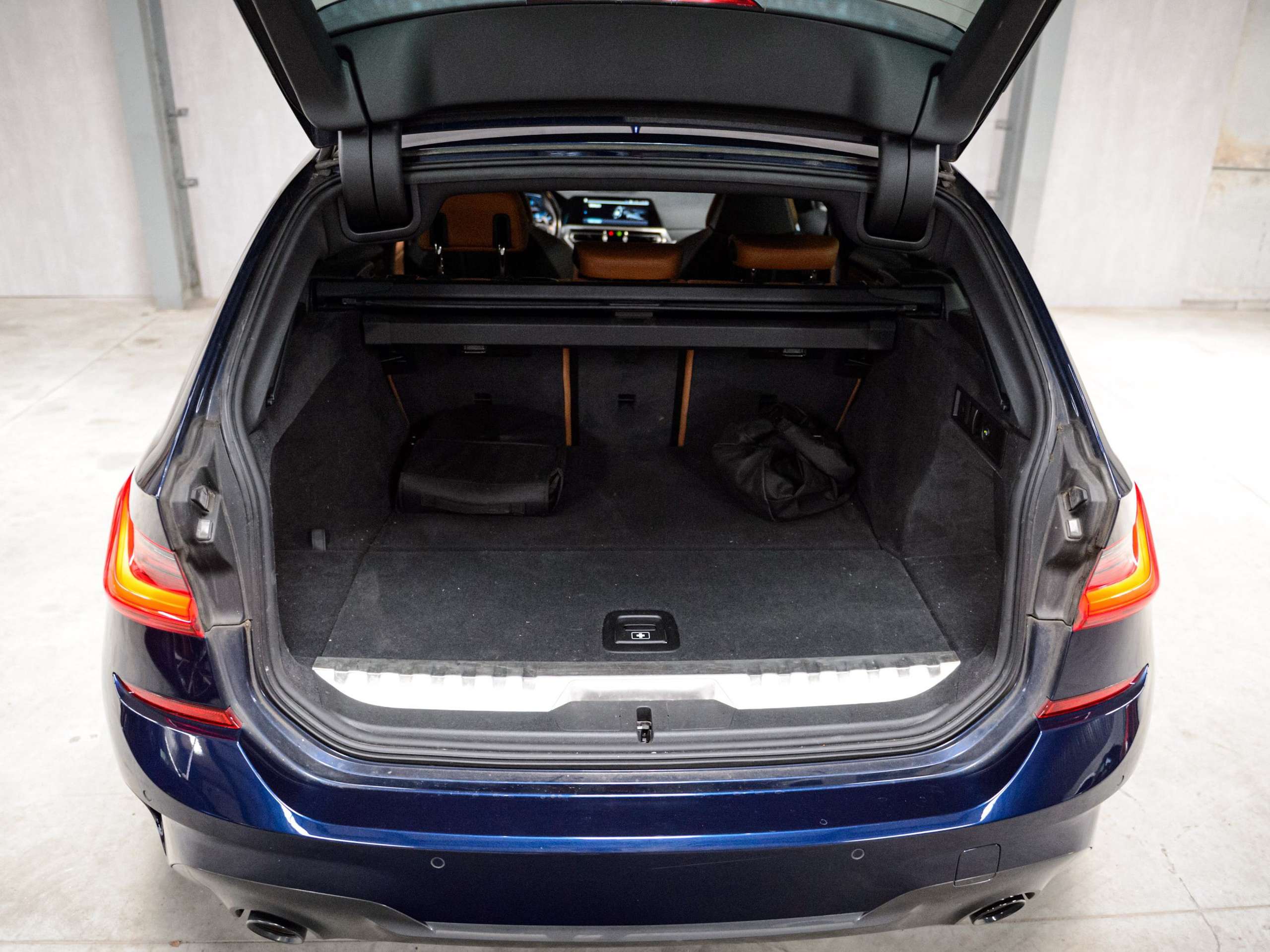 0daca288-5681-46da-bab2-7298e310fbec33-bmw-330-e-touring-m-pack-laser-cognac-m3-seats-hud.jpg