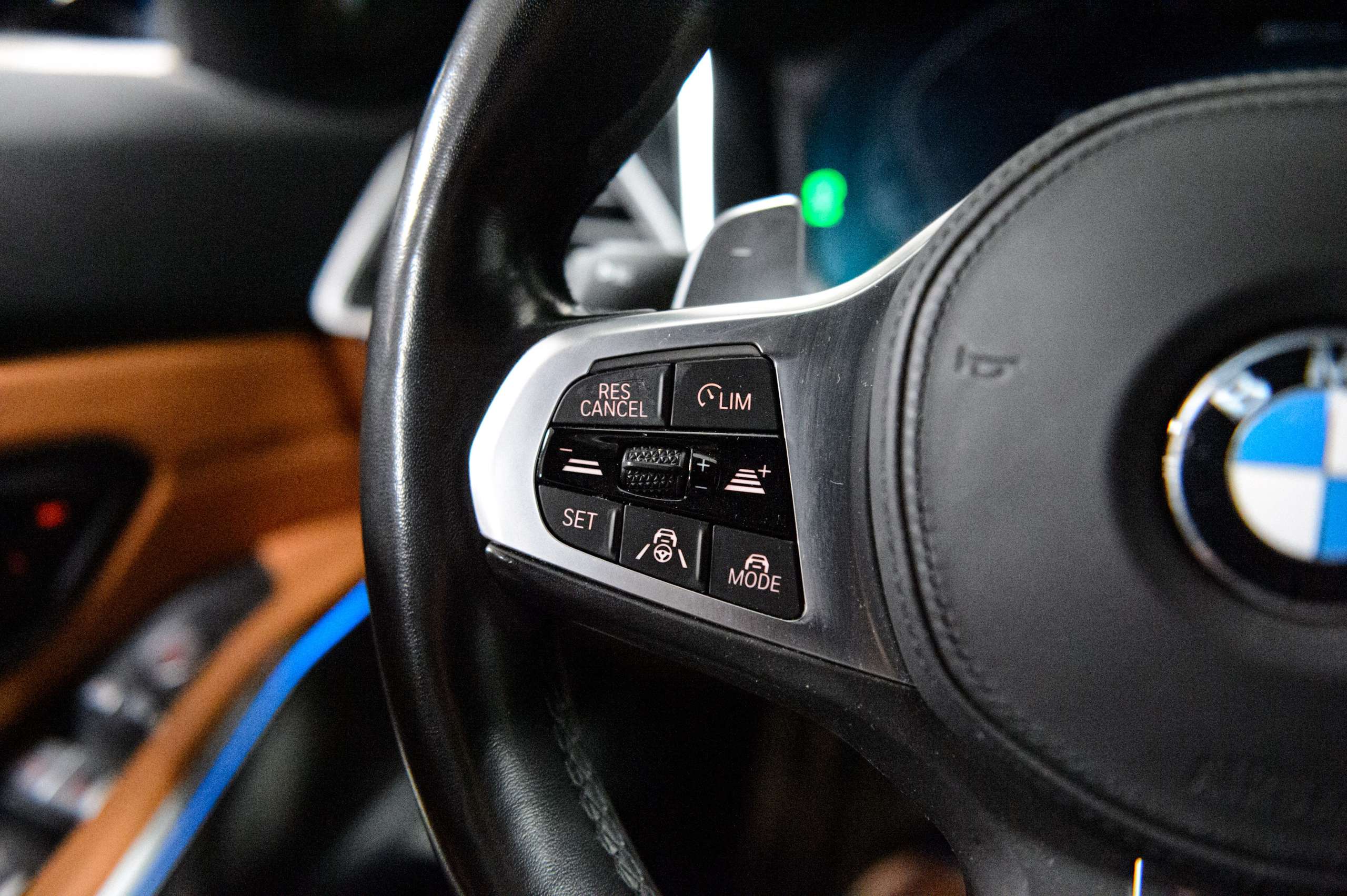 0daca288-5681-46da-bab2-7298e310fbec35-bmw-330-e-touring-m-pack-laser-cognac-m3-seats-hud.jpg