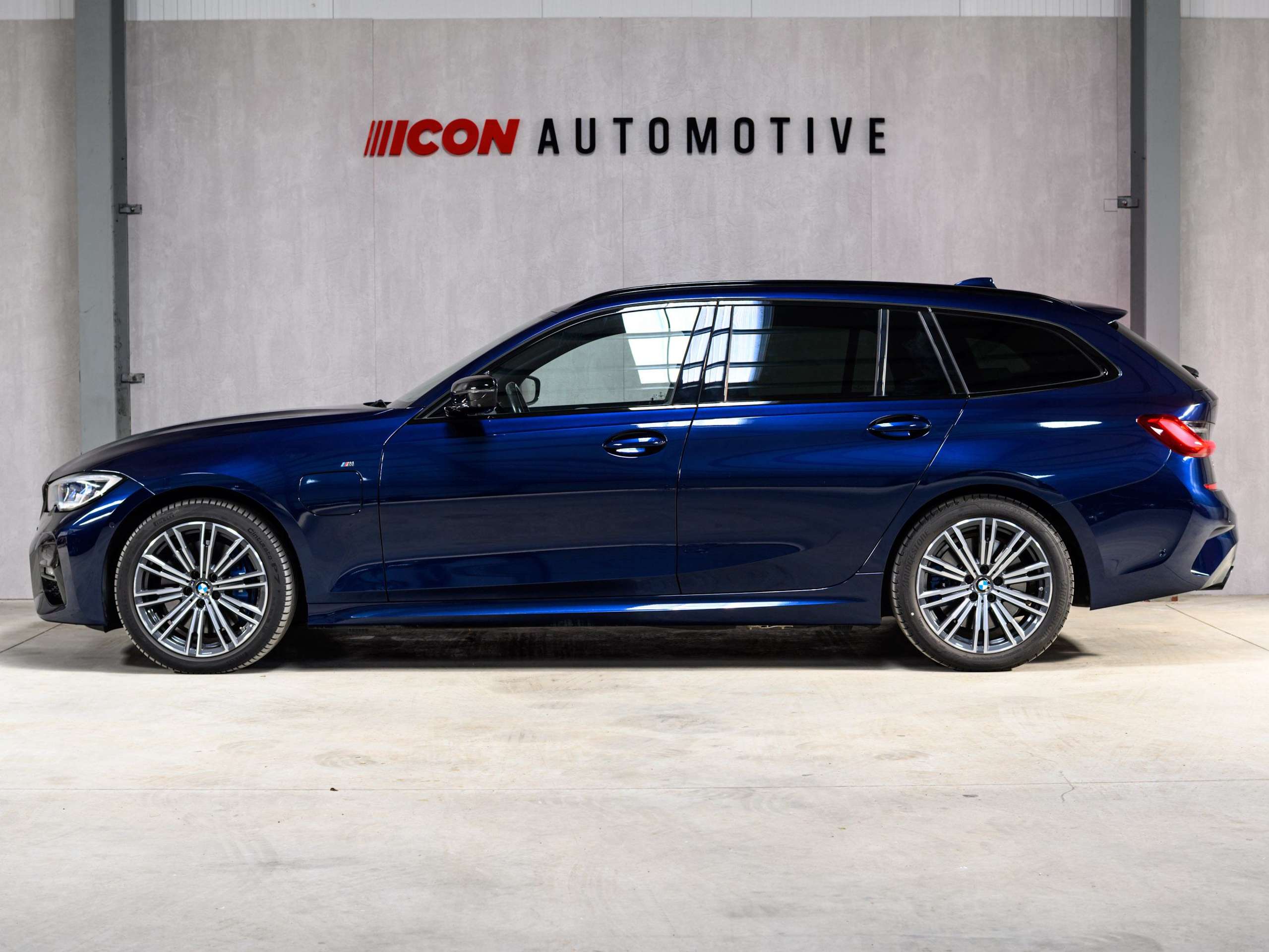 0daca288-5681-46da-bab2-7298e310fbec4-bmw-330-e-touring-m-pack-laser-cognac-m3-seats-hud.jpg