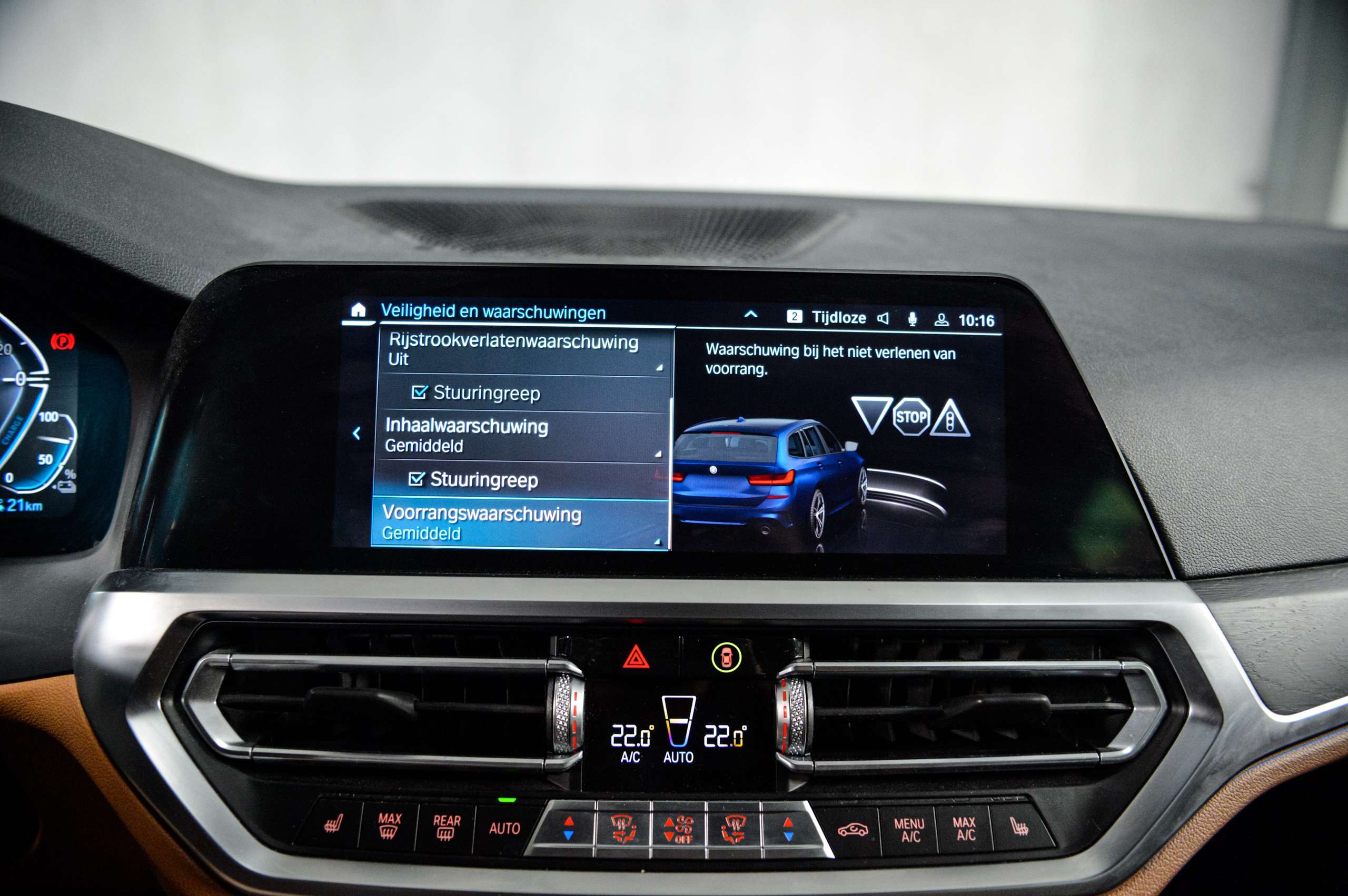 0daca288-5681-46da-bab2-7298e310fbec46-bmw-330-e-touring-m-pack-laser-cognac-m3-seats-hud.jpg