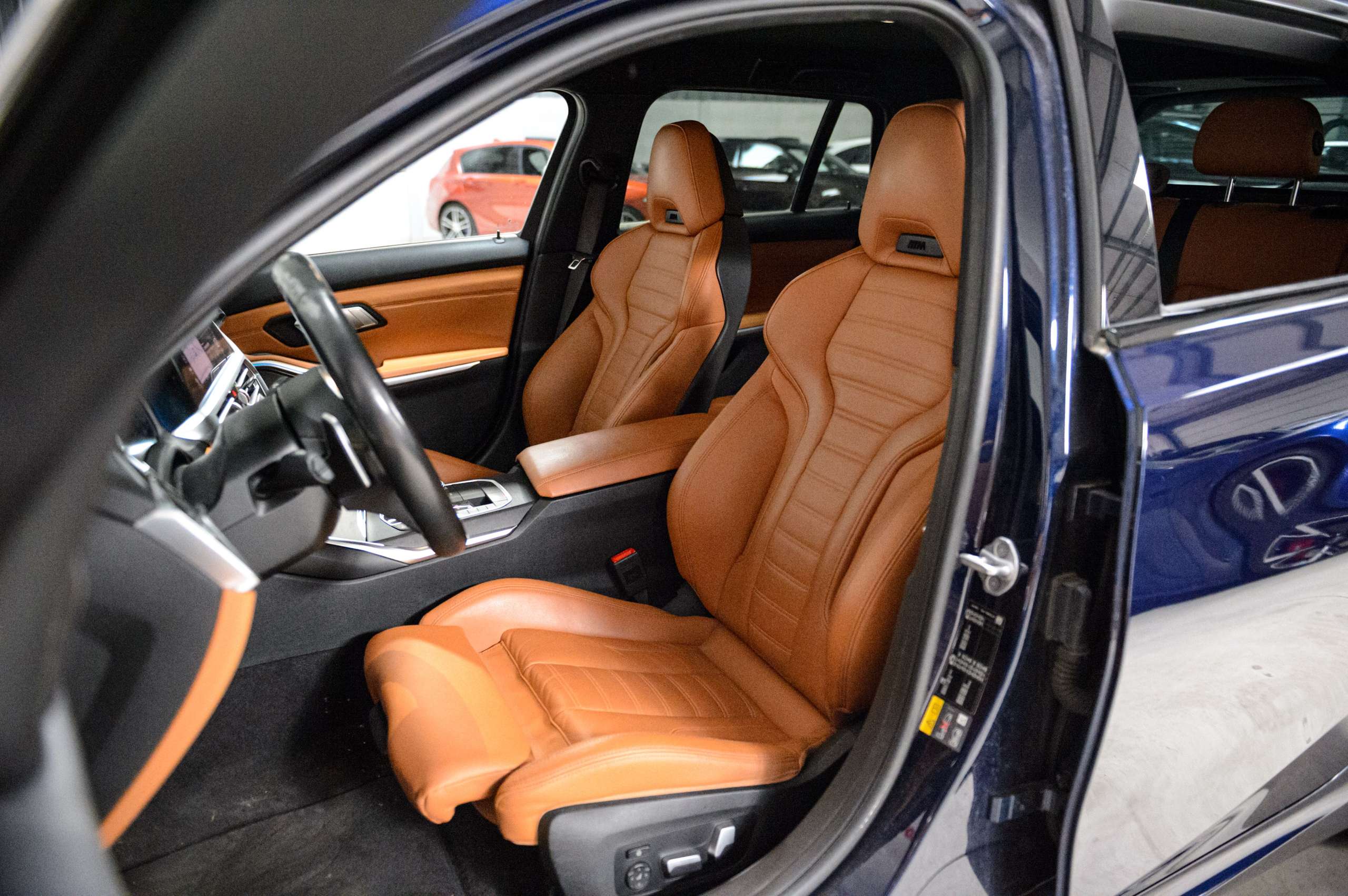 0daca288-5681-46da-bab2-7298e310fbec9-bmw-330-e-touring-m-pack-laser-cognac-m3-seats-hud.jpg