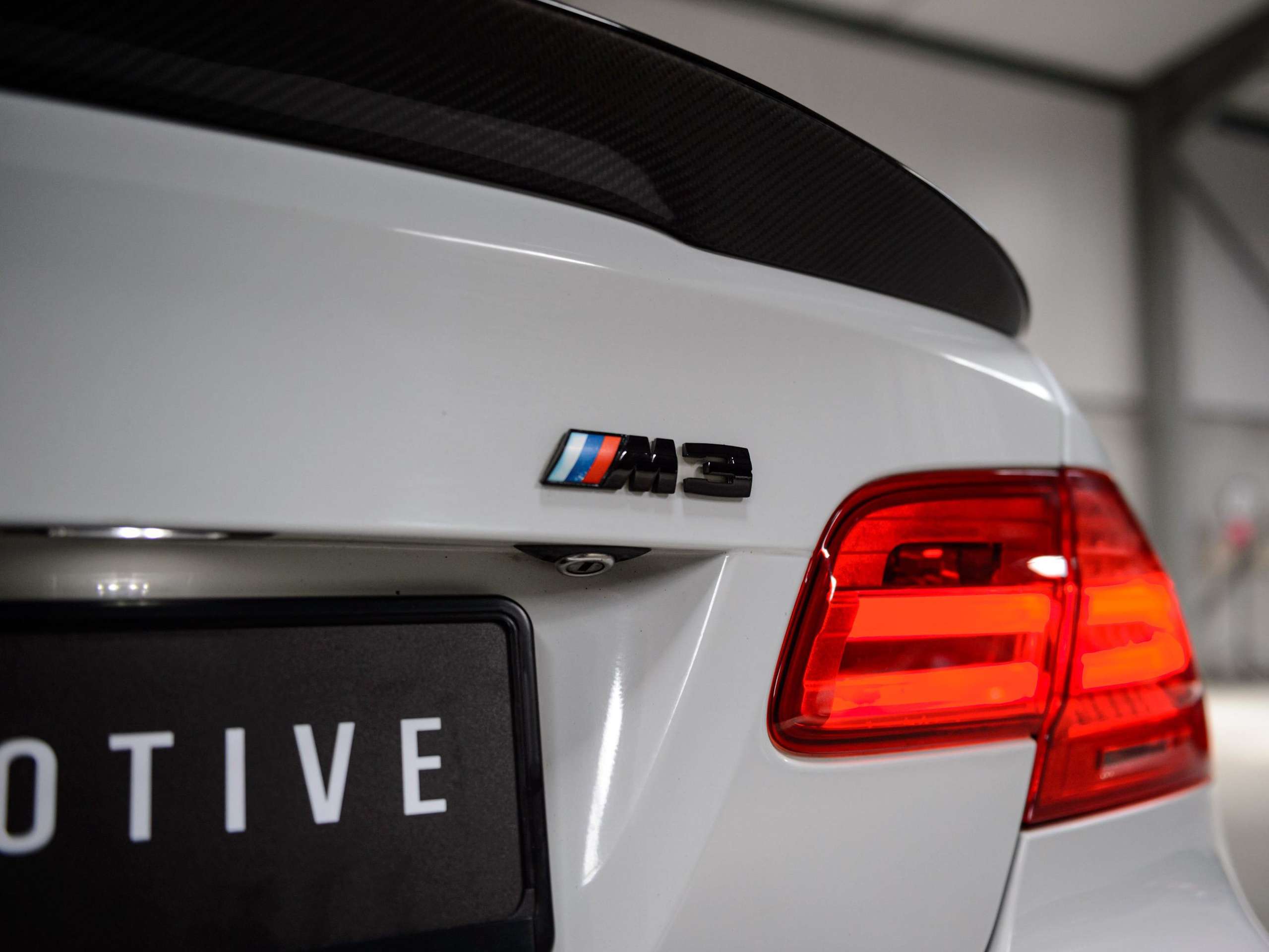 1bc70078-4aa7-41e6-bb28-43faf5fdbcc317-bmw-m3-e92-v-8-4-0-individual-ddc-carbon-navpro.jpg