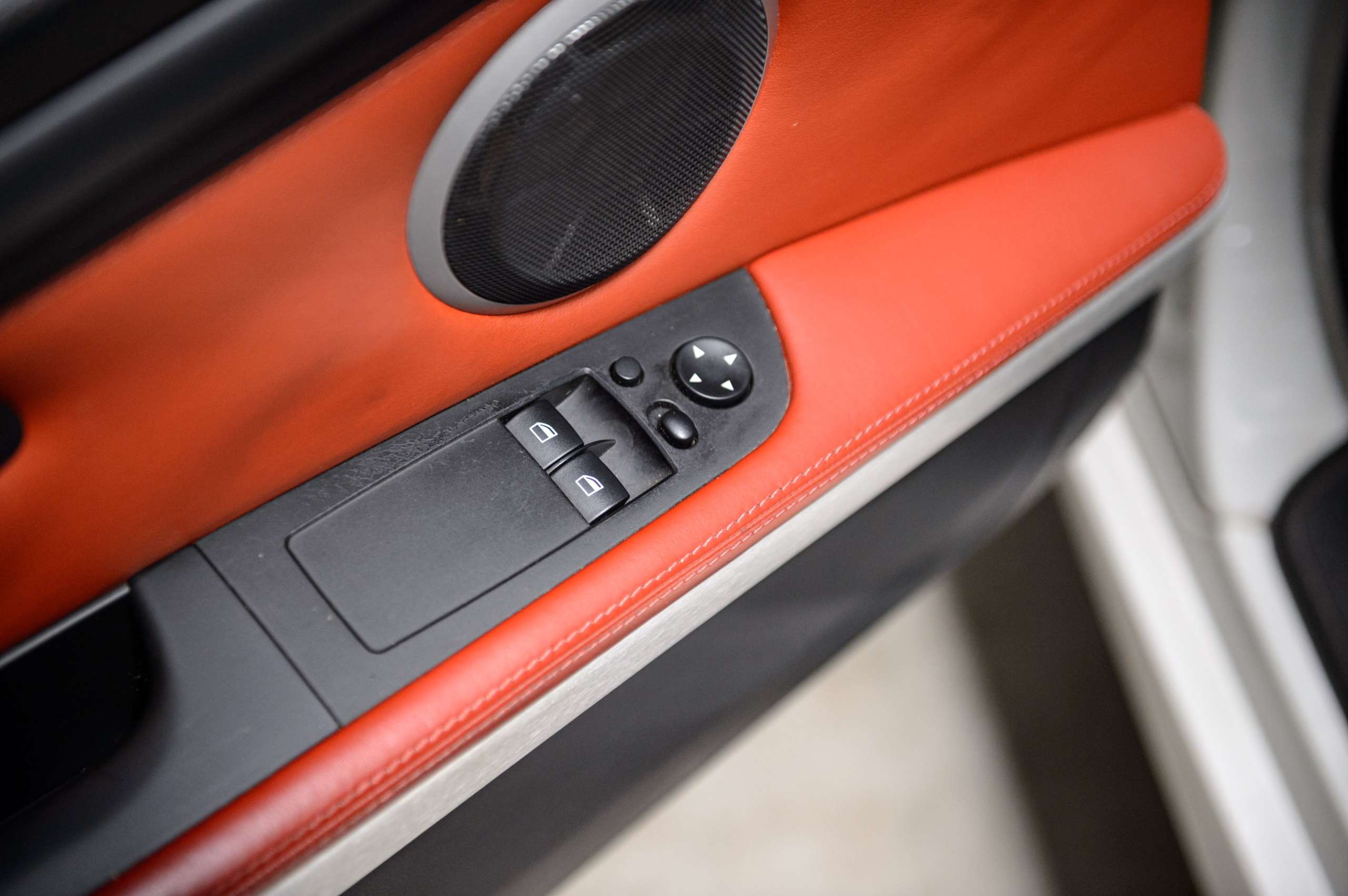 1bc70078-4aa7-41e6-bb28-43faf5fdbcc324-bmw-m3-e92-v-8-4-0-individual-ddc-carbon-navpro.jpg