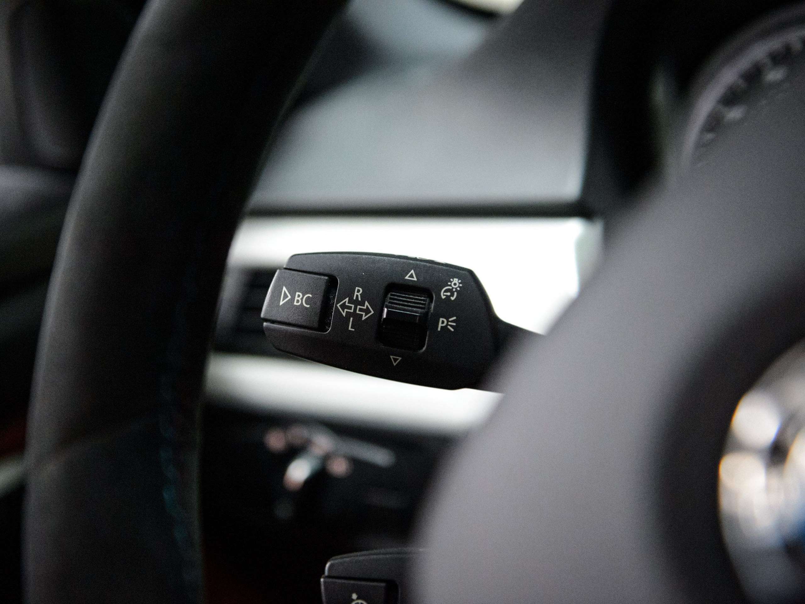 1bc70078-4aa7-41e6-bb28-43faf5fdbcc327-bmw-m3-e92-v-8-4-0-individual-ddc-carbon-navpro.jpg