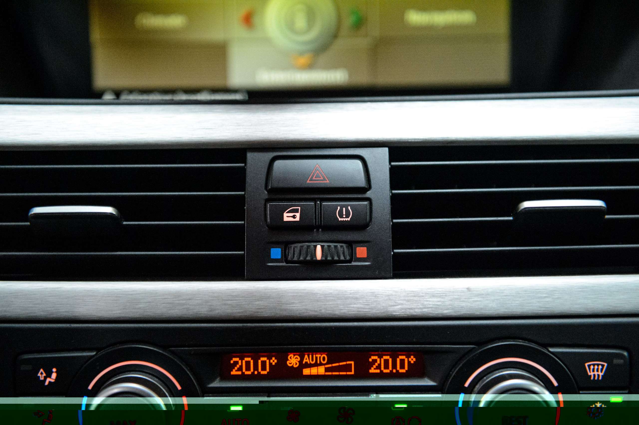 1bc70078-4aa7-41e6-bb28-43faf5fdbcc332-bmw-m3-e92-v-8-4-0-individual-ddc-carbon-navpro.jpg