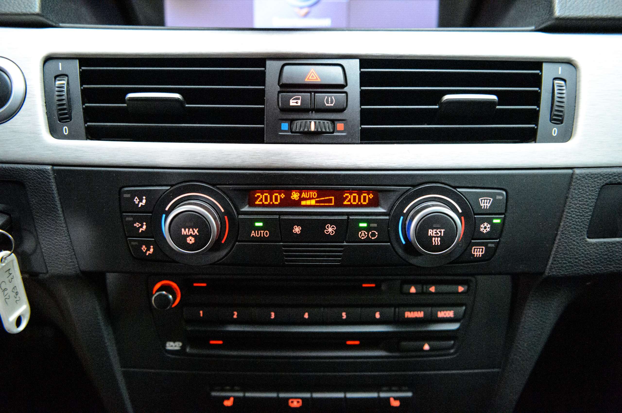 1bc70078-4aa7-41e6-bb28-43faf5fdbcc333-bmw-m3-e92-v-8-4-0-individual-ddc-carbon-navpro.jpg
