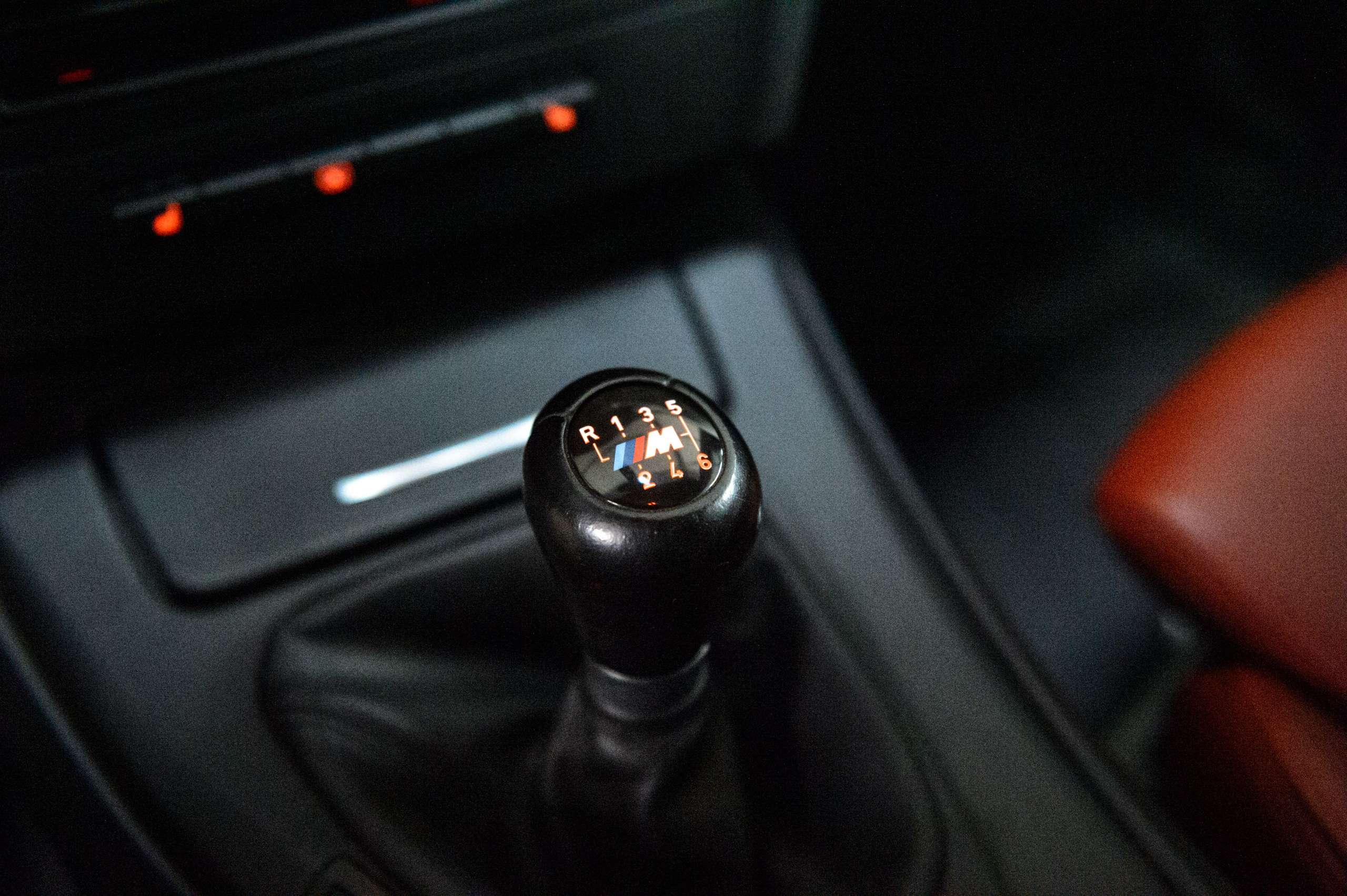 1bc70078-4aa7-41e6-bb28-43faf5fdbcc336-bmw-m3-e92-v-8-4-0-individual-ddc-carbon-navpro.jpg
