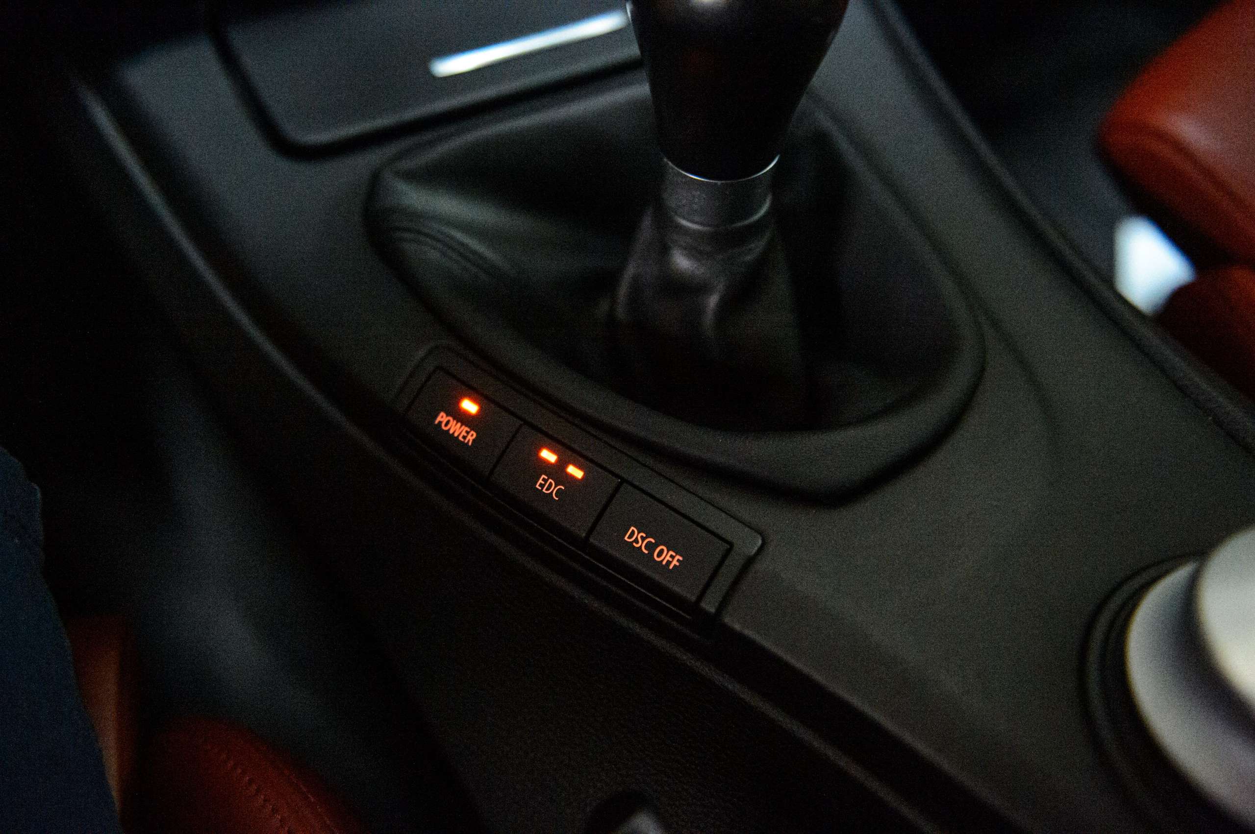 1bc70078-4aa7-41e6-bb28-43faf5fdbcc337-bmw-m3-e92-v-8-4-0-individual-ddc-carbon-navpro.jpg