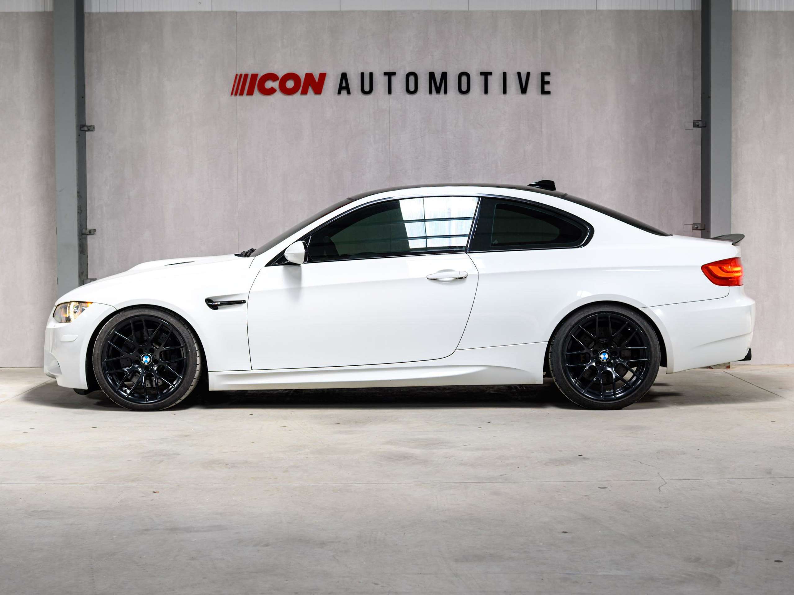 1bc70078-4aa7-41e6-bb28-43faf5fdbcc35-bmw-m3-e92-v-8-4-0-individual-ddc-carbon-navpro.jpg
