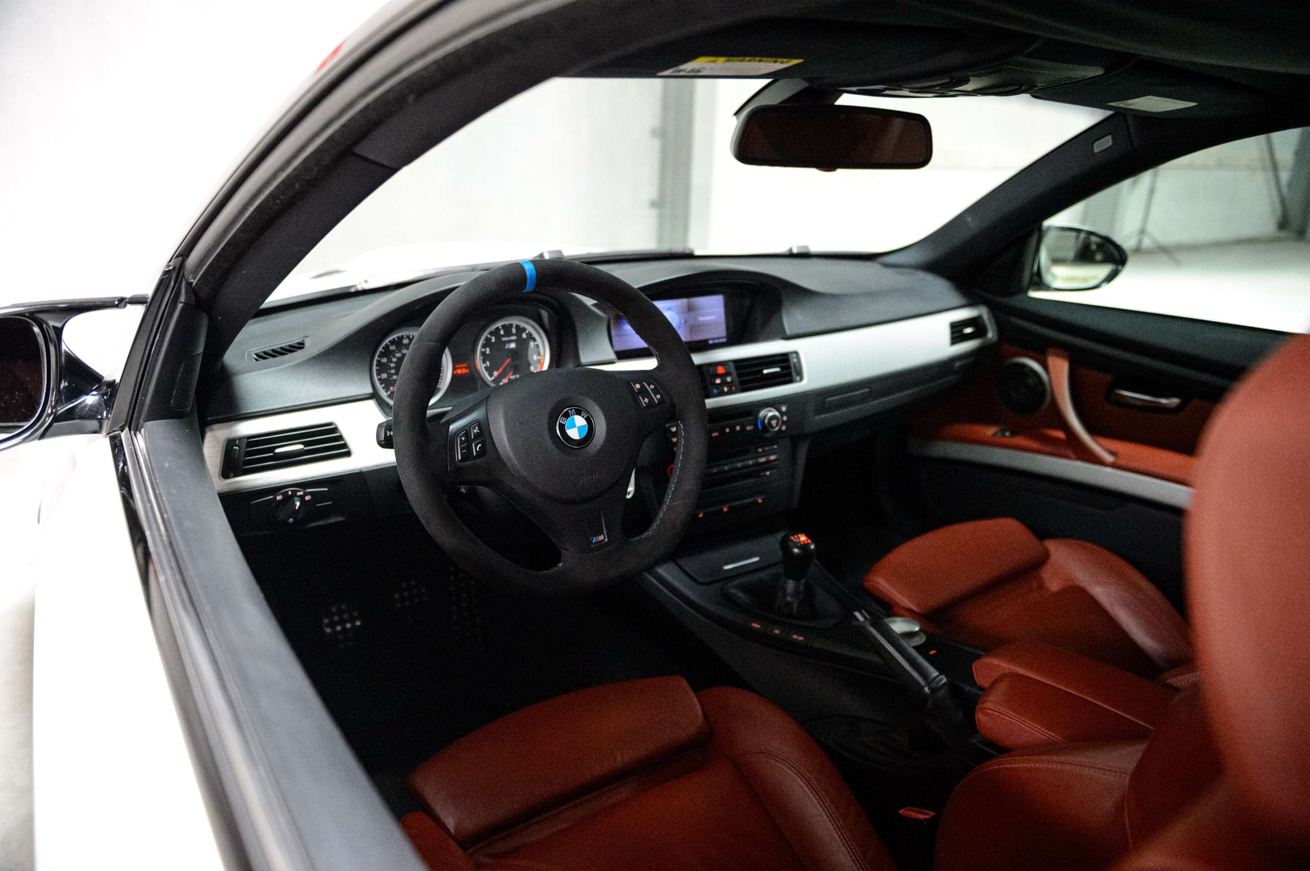 1bc70078-4aa7-41e6-bb28-43faf5fdbcc38-bmw-m3-e92-v-8-4-0-individual-ddc-carbon-navpro.jpg