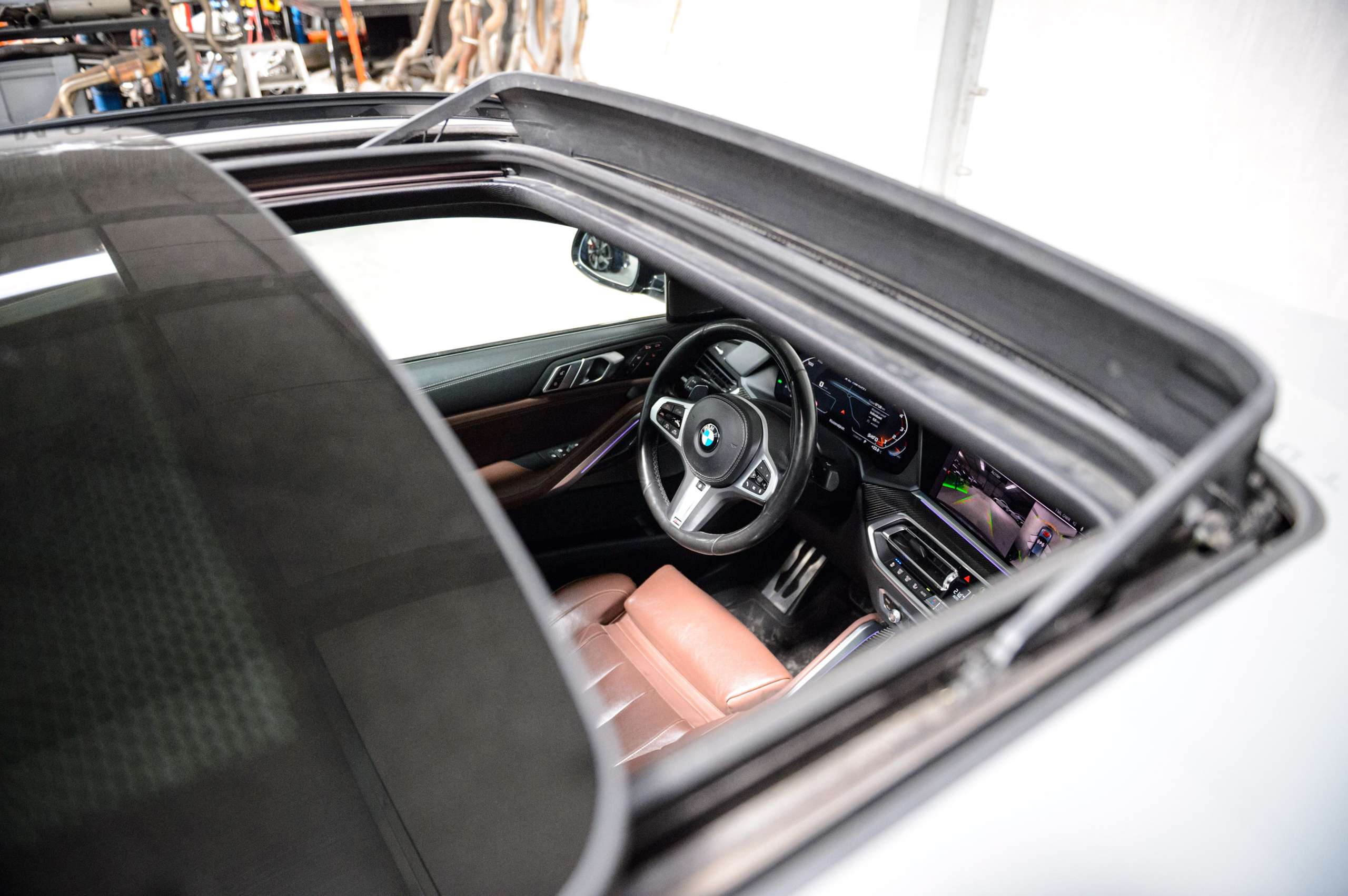 28222fdb-bf2b-436d-8002-7caad9029d1912-bmw-x6-m-m50i-v8-nardo-grey-pano-sky-laser-massage.jpg