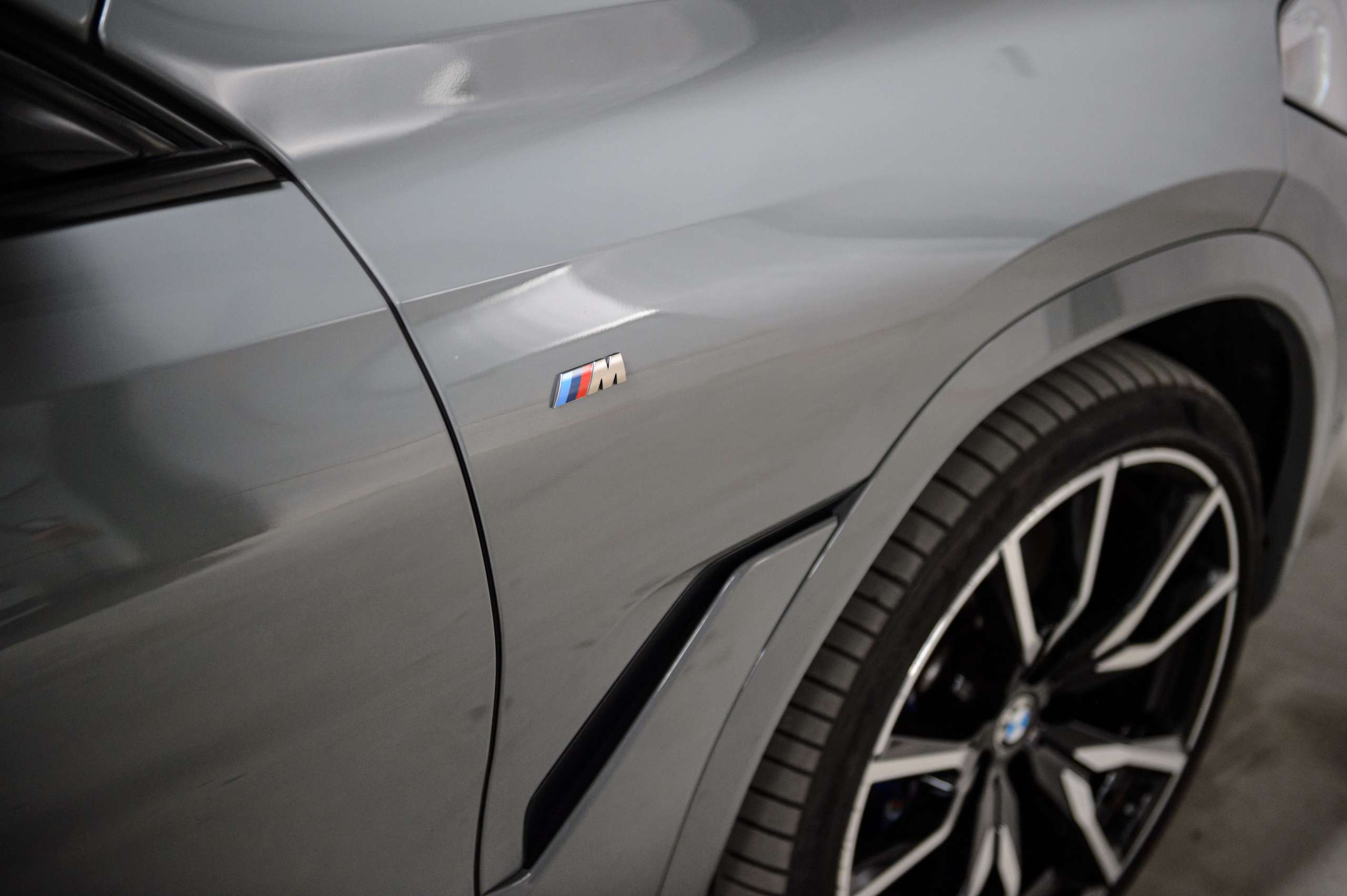 28222fdb-bf2b-436d-8002-7caad9029d1913-bmw-x6-m-m50i-v8-nardo-grey-pano-sky-laser-massage.jpg