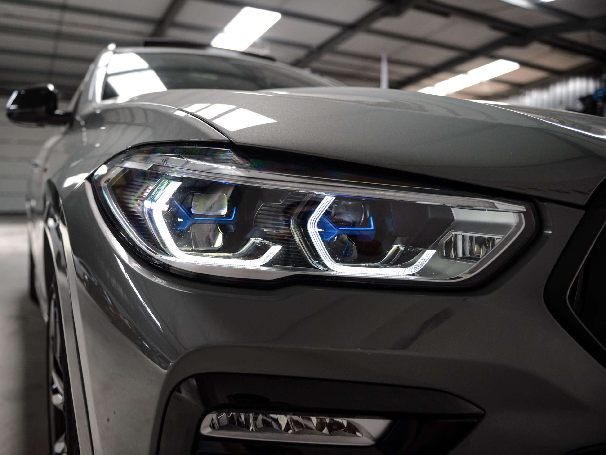 28222fdb-bf2b-436d-8002-7caad9029d1915-bmw-x6-m-m50i-v8-nardo-grey-pano-sky-laser-massage.jpg