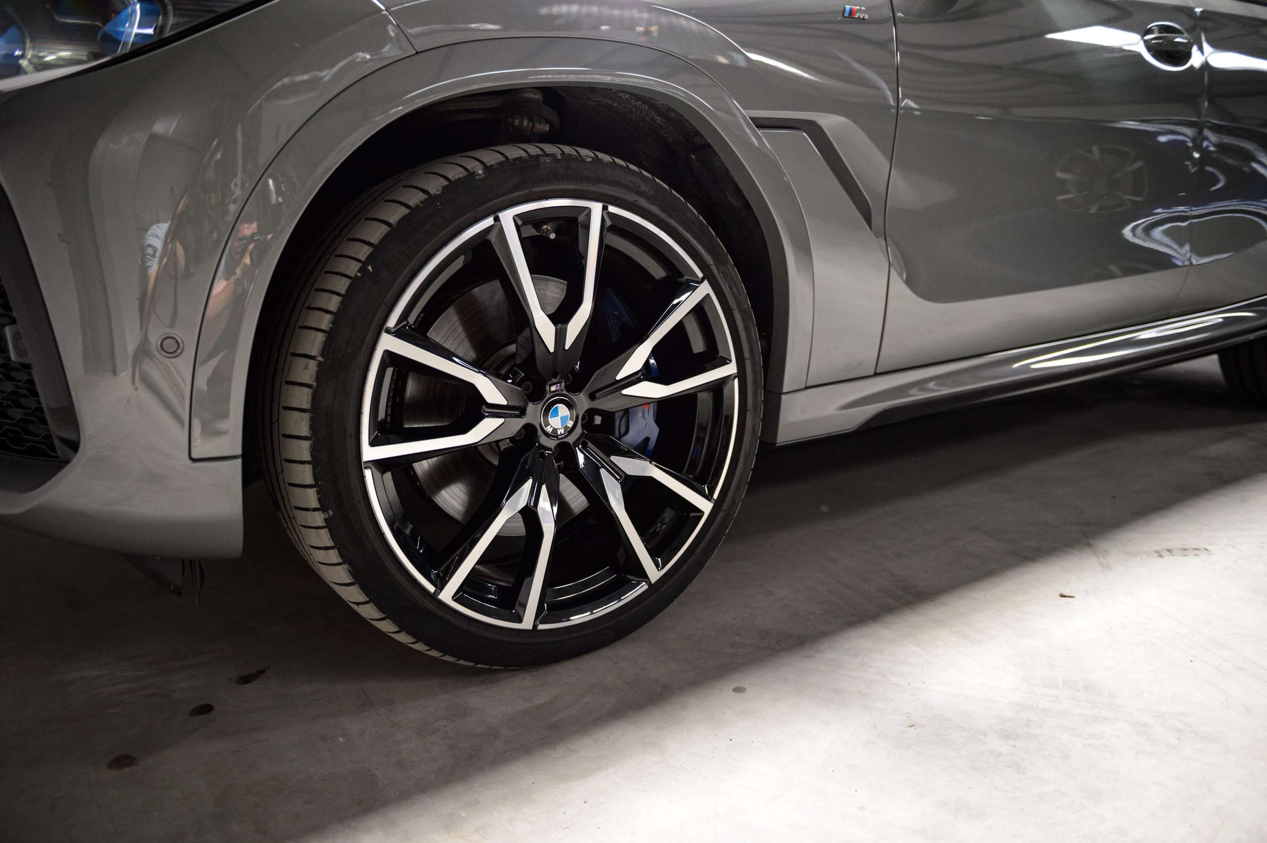 28222fdb-bf2b-436d-8002-7caad9029d1917-bmw-x6-m-m50i-v8-nardo-grey-pano-sky-laser-massage.jpg