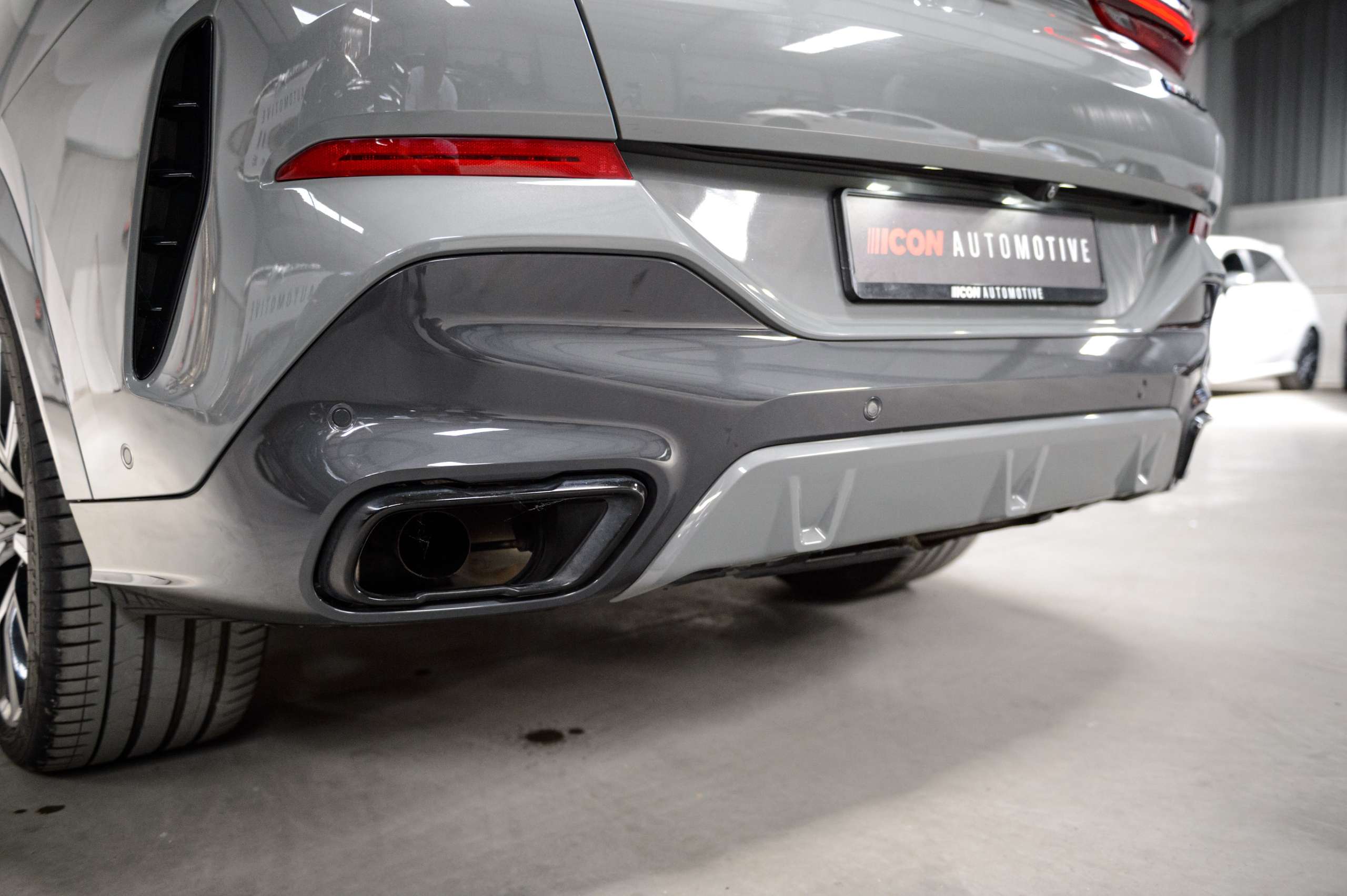 28222fdb-bf2b-436d-8002-7caad9029d1921-bmw-x6-m-m50i-v8-nardo-grey-pano-sky-laser-massage.jpg