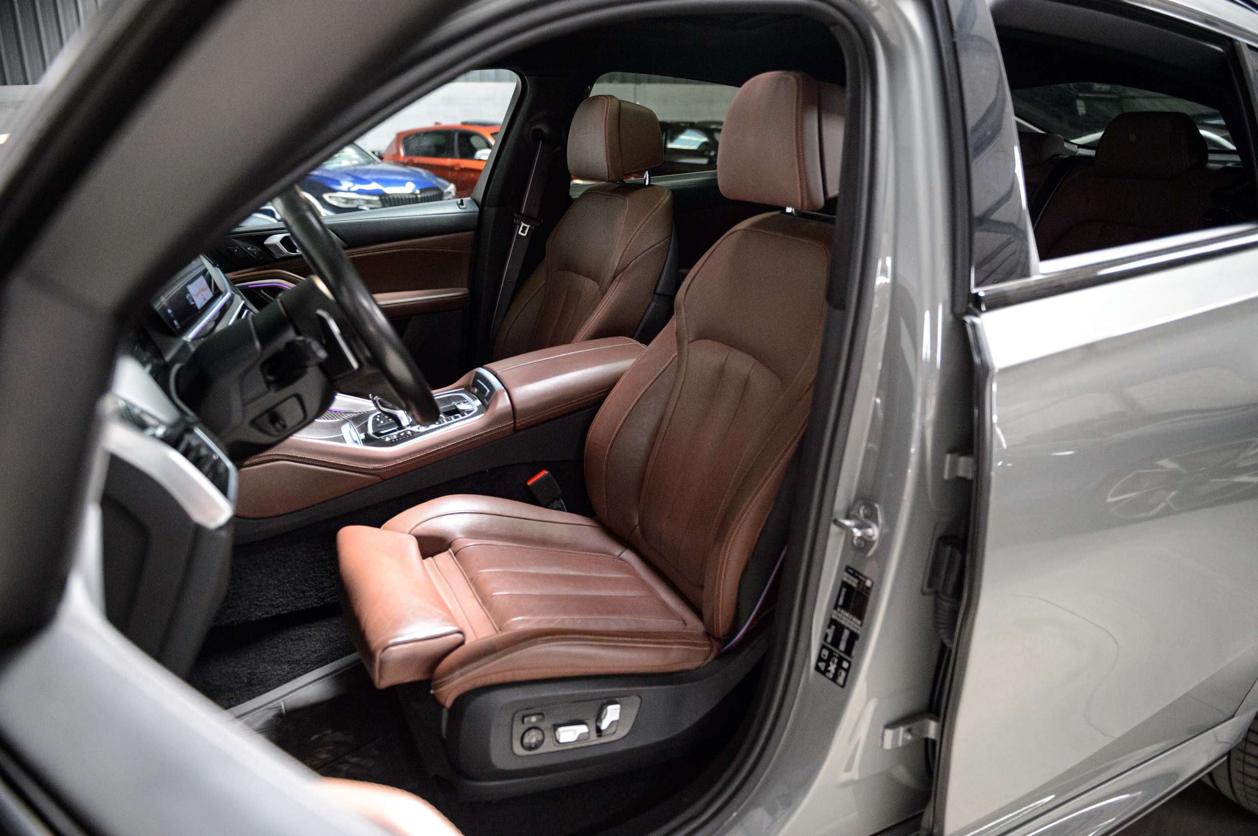 28222fdb-bf2b-436d-8002-7caad9029d1927-bmw-x6-m-m50i-v8-nardo-grey-pano-sky-laser-massage.jpg