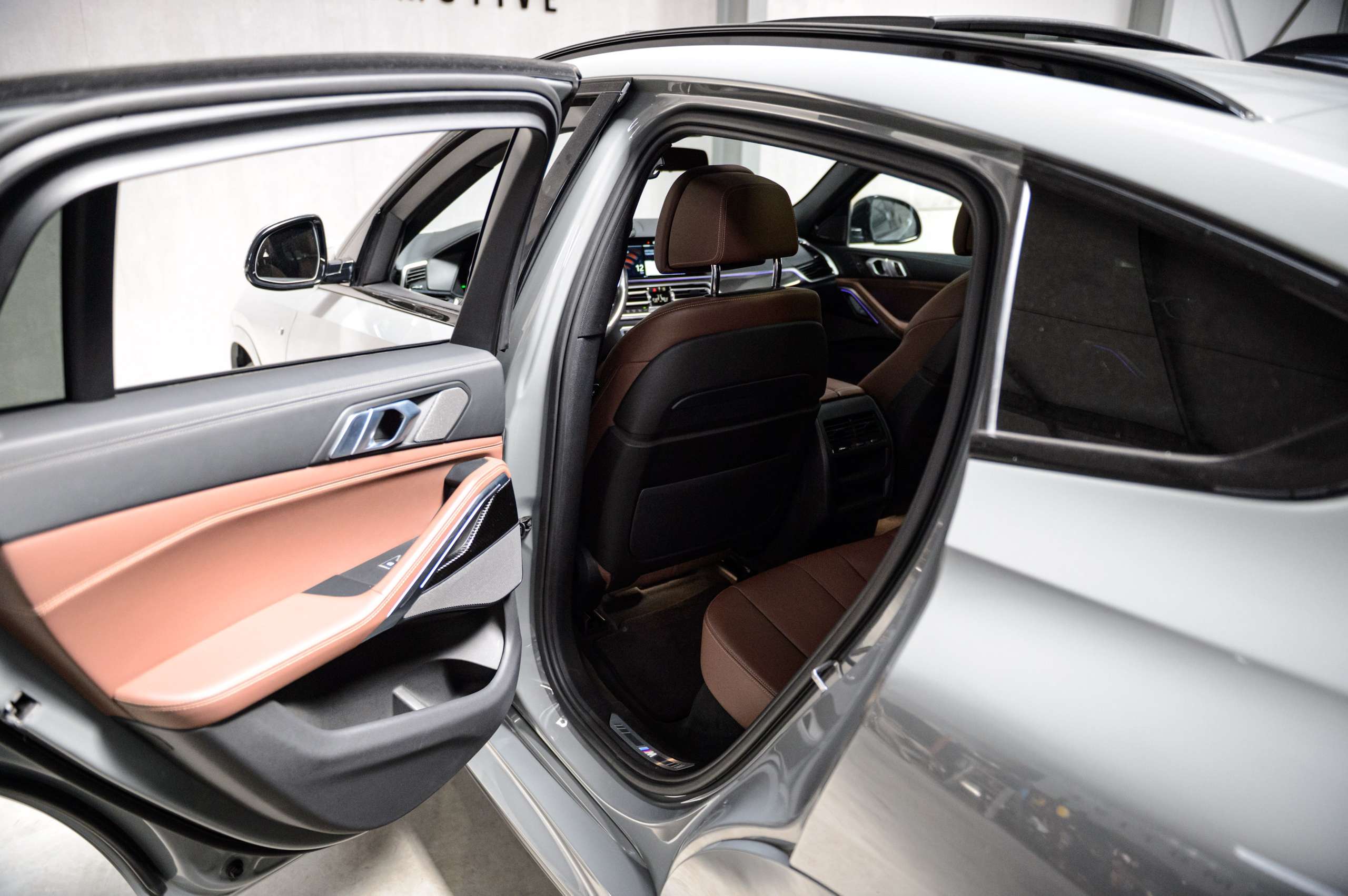 28222fdb-bf2b-436d-8002-7caad9029d1928-bmw-x6-m-m50i-v8-nardo-grey-pano-sky-laser-massage.jpg