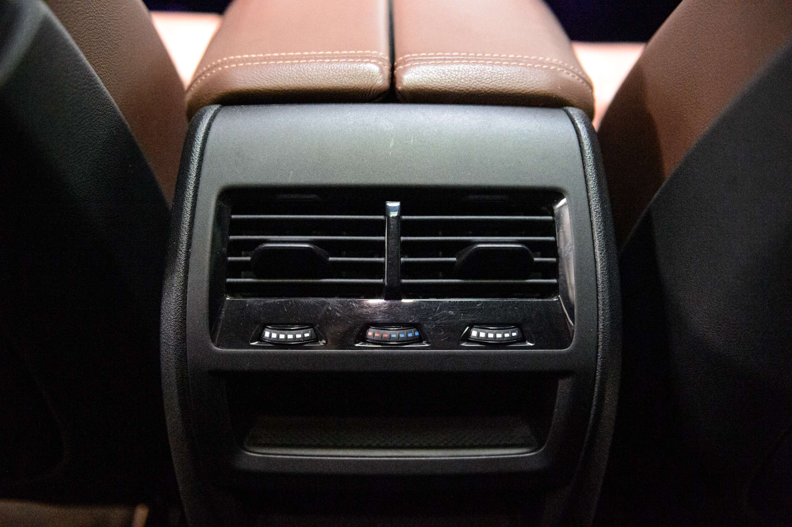 28222fdb-bf2b-436d-8002-7caad9029d1930-bmw-x6-m-m50i-v8-nardo-grey-pano-sky-laser-massage.jpg