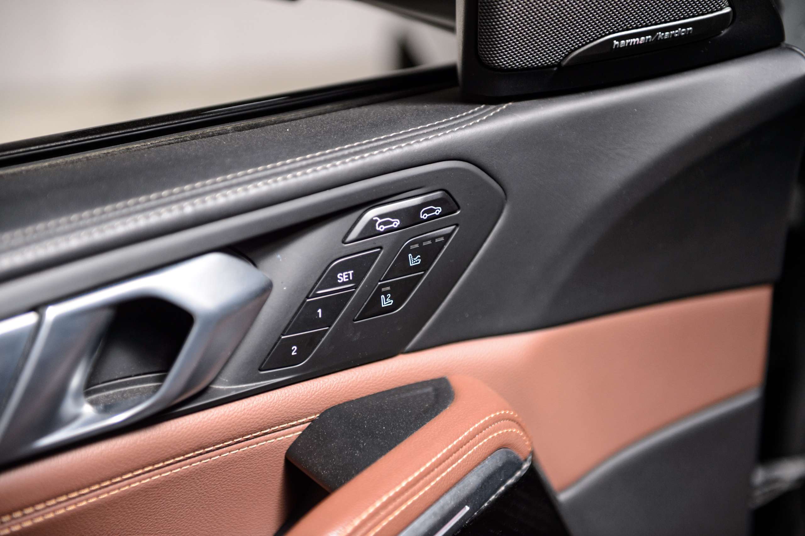 28222fdb-bf2b-436d-8002-7caad9029d1932-bmw-x6-m-m50i-v8-nardo-grey-pano-sky-laser-massage.jpg