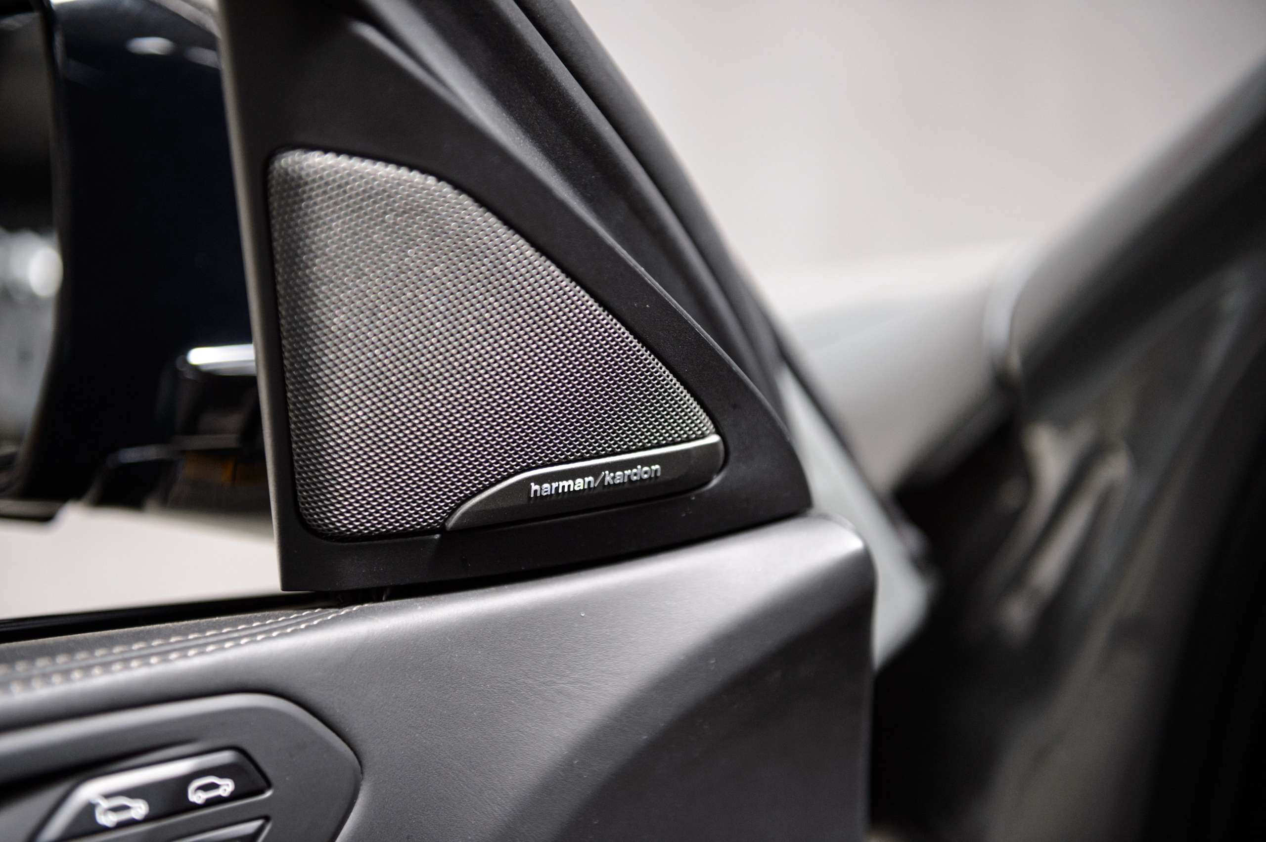 28222fdb-bf2b-436d-8002-7caad9029d1934-bmw-x6-m-m50i-v8-nardo-grey-pano-sky-laser-massage.jpg