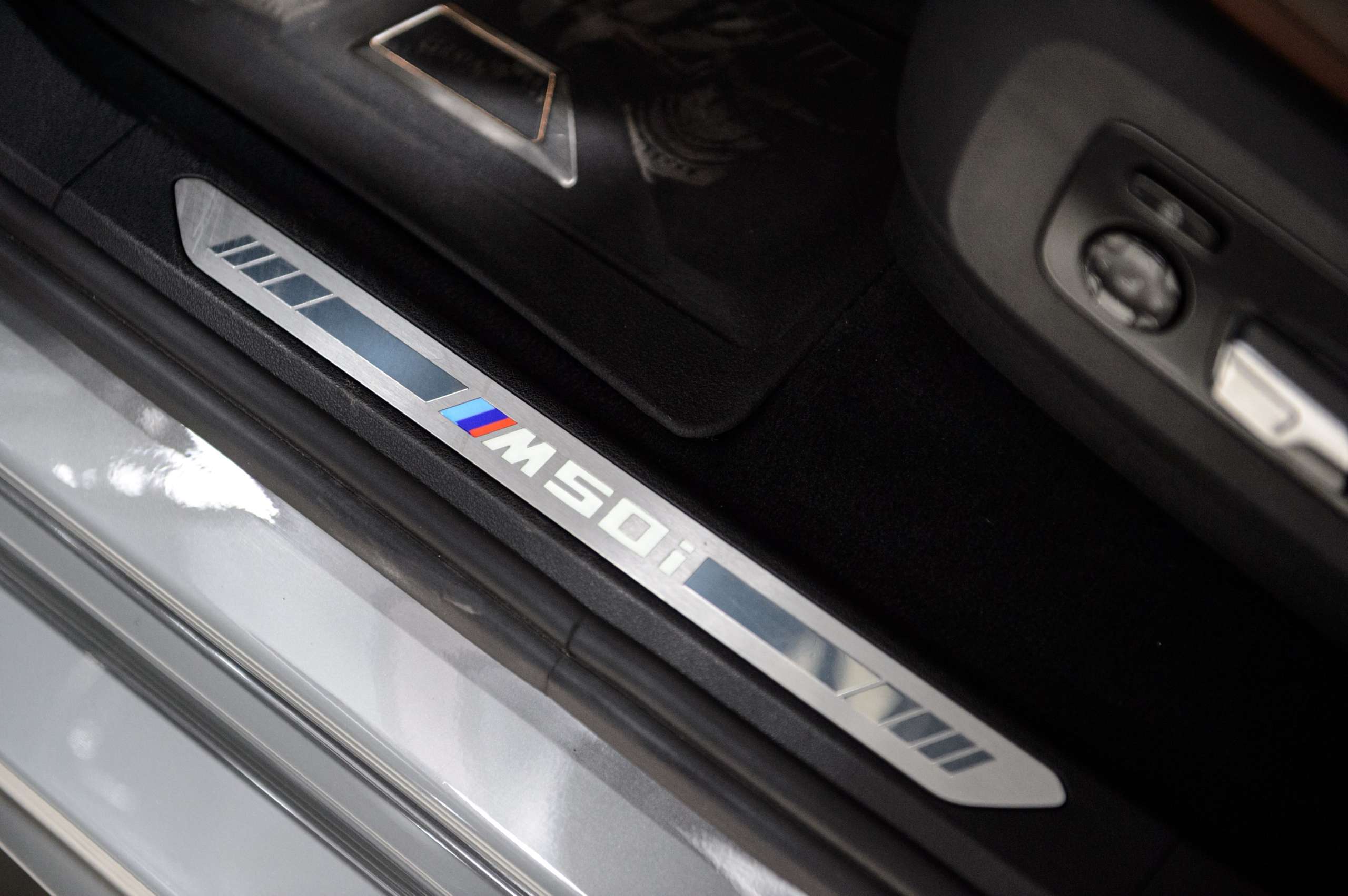 28222fdb-bf2b-436d-8002-7caad9029d1935-bmw-x6-m-m50i-v8-nardo-grey-pano-sky-laser-massage.jpg