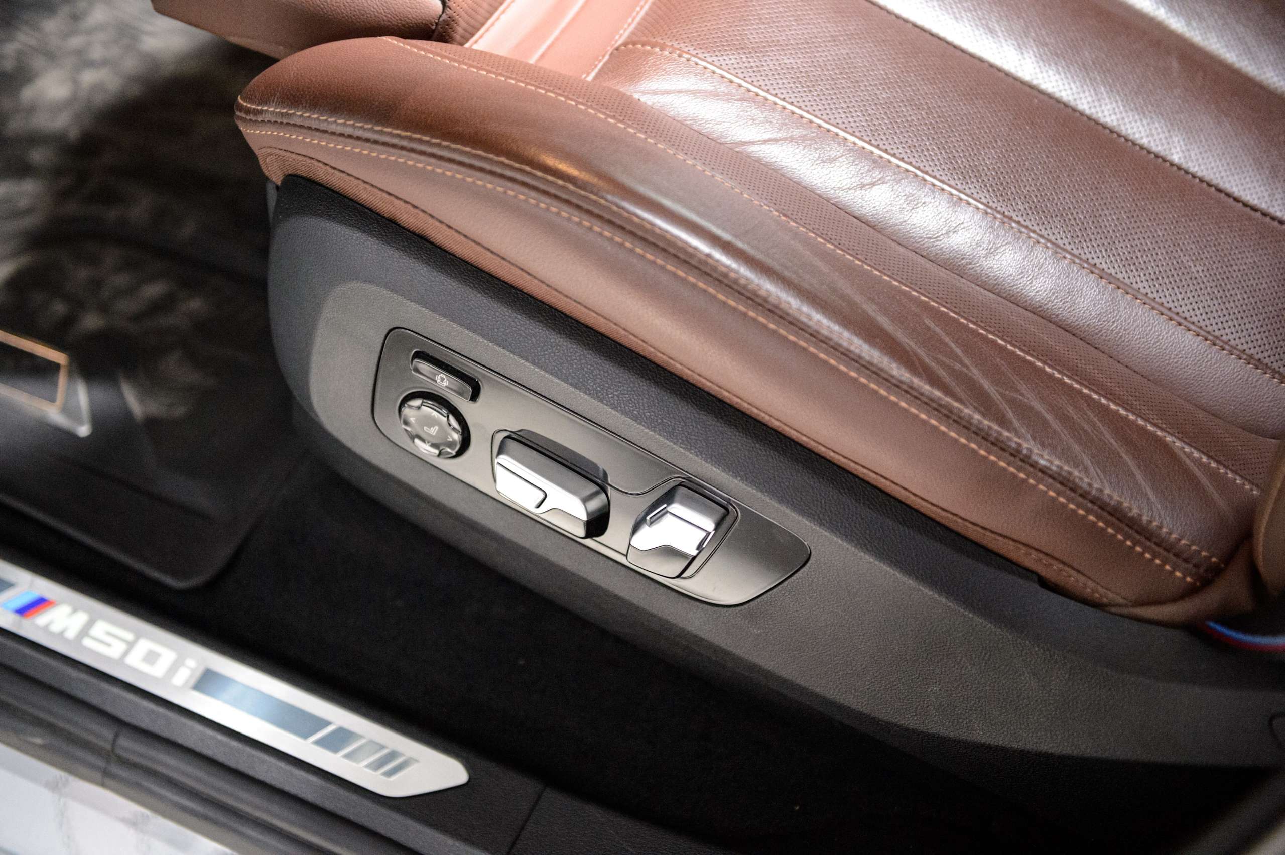 28222fdb-bf2b-436d-8002-7caad9029d1936-bmw-x6-m-m50i-v8-nardo-grey-pano-sky-laser-massage.jpg