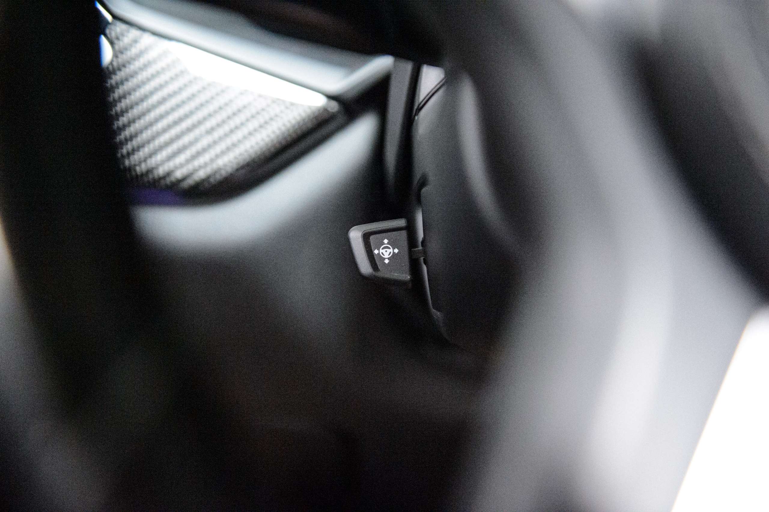 28222fdb-bf2b-436d-8002-7caad9029d1945-bmw-x6-m-m50i-v8-nardo-grey-pano-sky-laser-massage.jpg