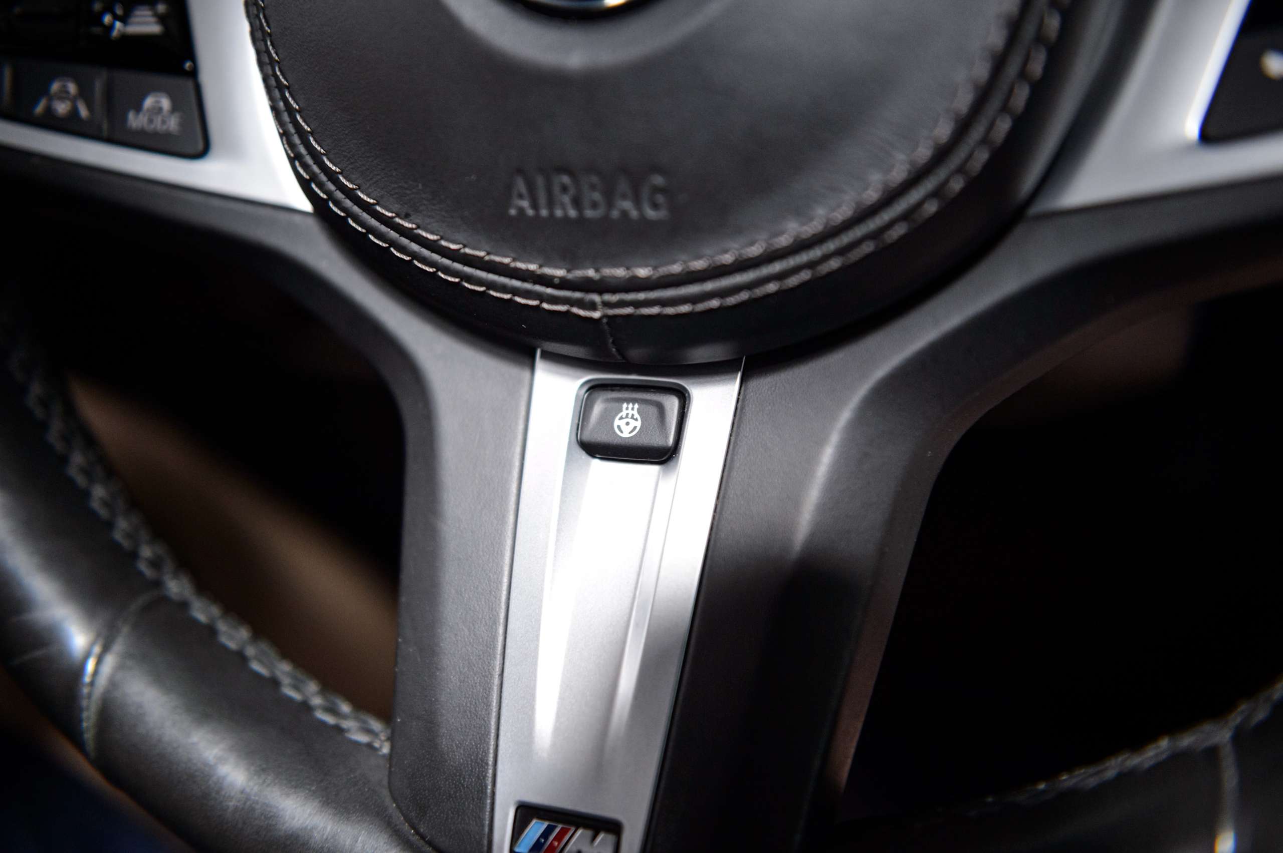 28222fdb-bf2b-436d-8002-7caad9029d1946-bmw-x6-m-m50i-v8-nardo-grey-pano-sky-laser-massage.jpg