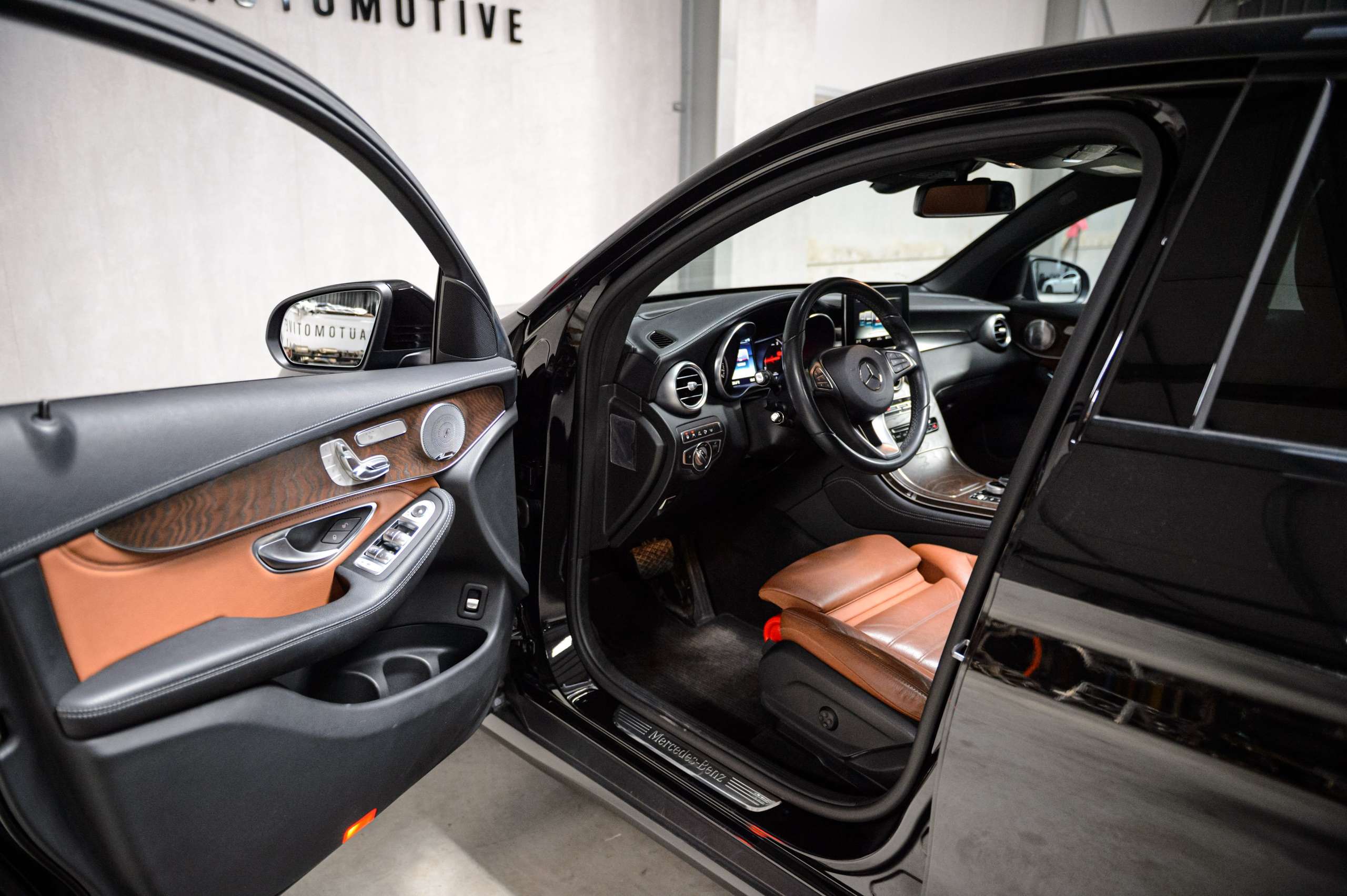 c79aa883-c8ee-429d-be75-36d73a770c4115-mercedes-benz-glc-350-e-4-matic-hybrid-amg-pano-hud-led-dynamic.jpg