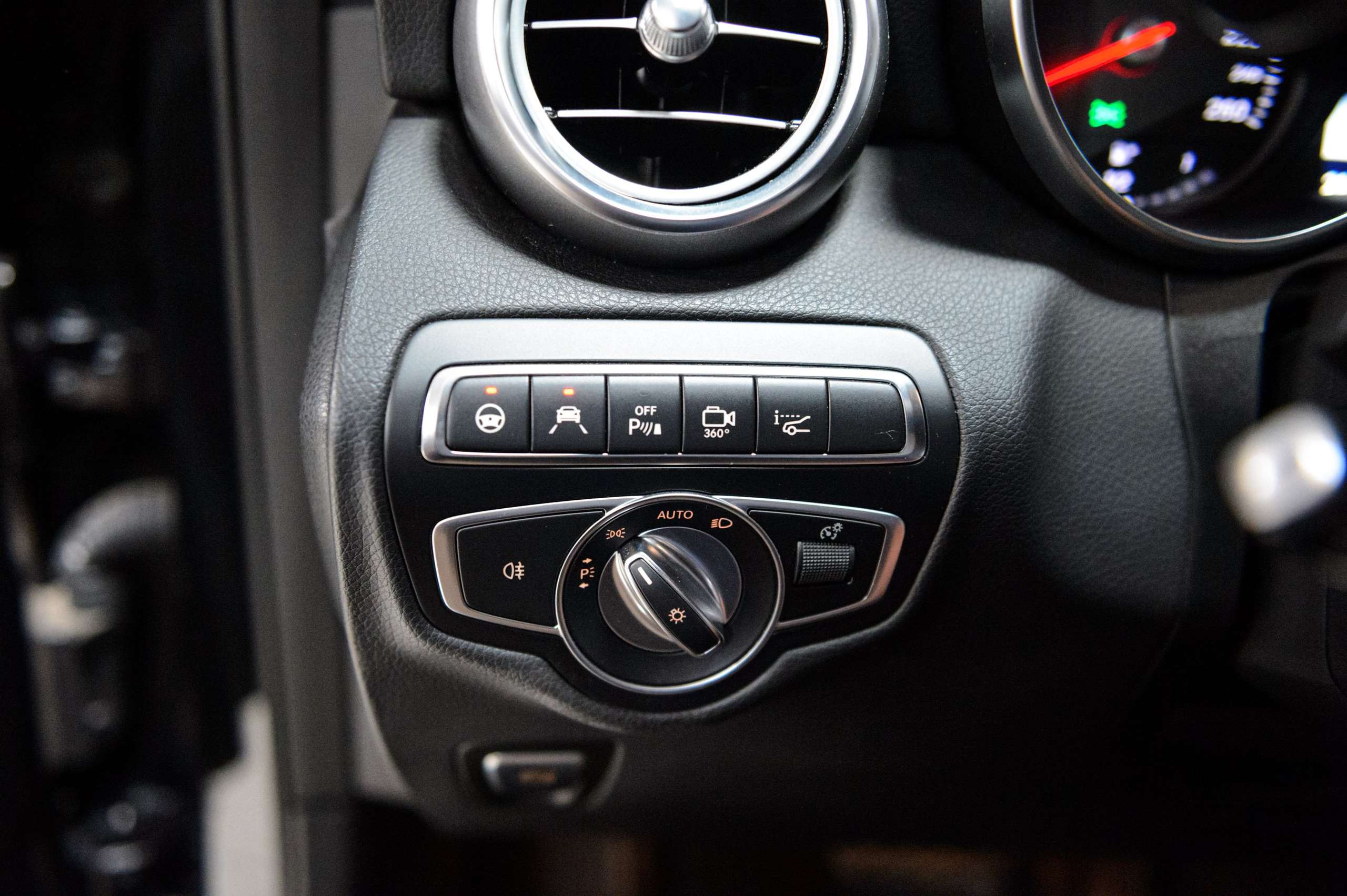c79aa883-c8ee-429d-be75-36d73a770c4123-mercedes-benz-glc-350-e-4-matic-hybrid-amg-pano-hud-led-dynamic.jpg