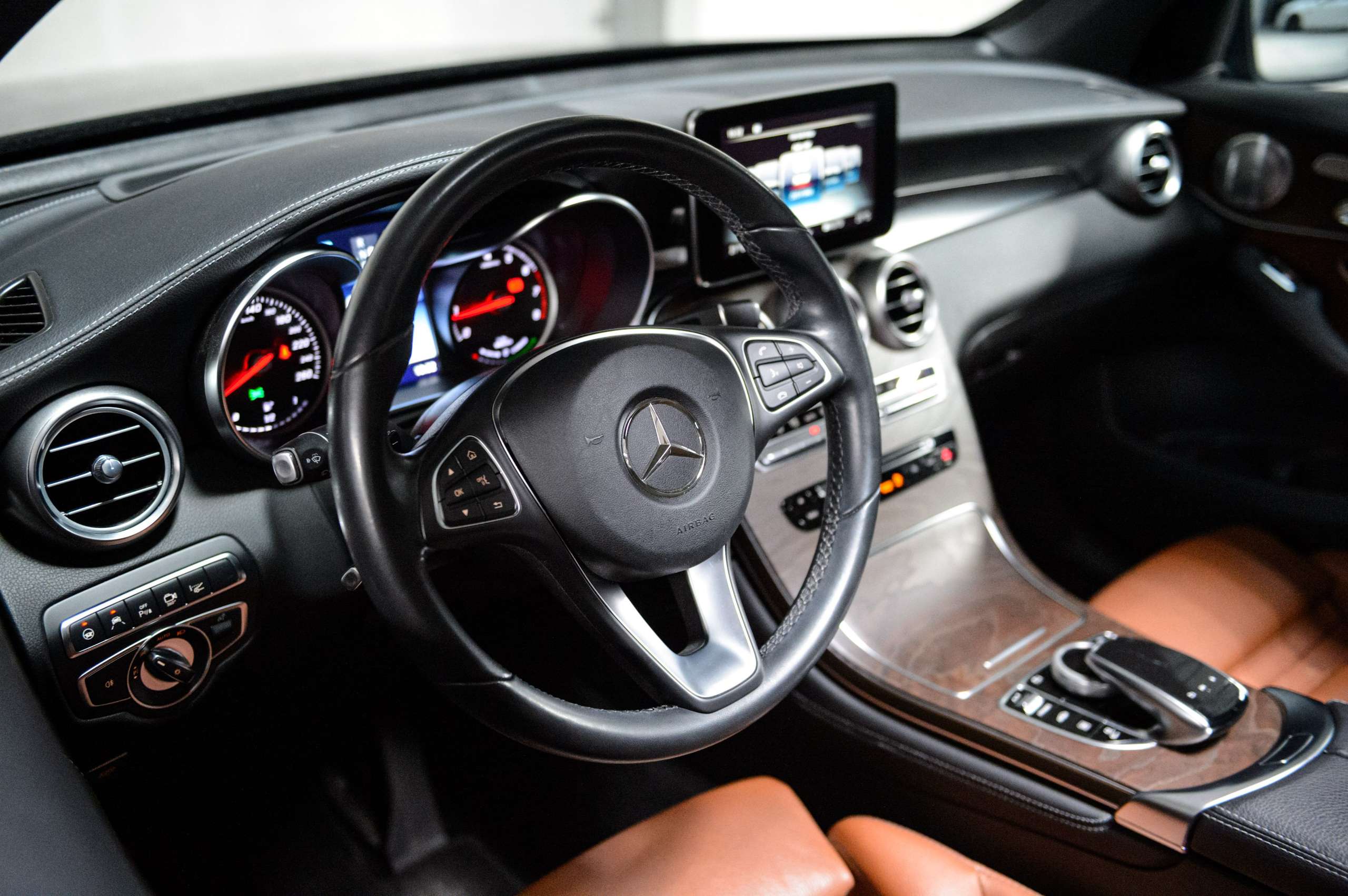 c79aa883-c8ee-429d-be75-36d73a770c4145-mercedes-benz-glc-350-e-4-matic-hybrid-amg-pano-hud-led-dynamic.jpg