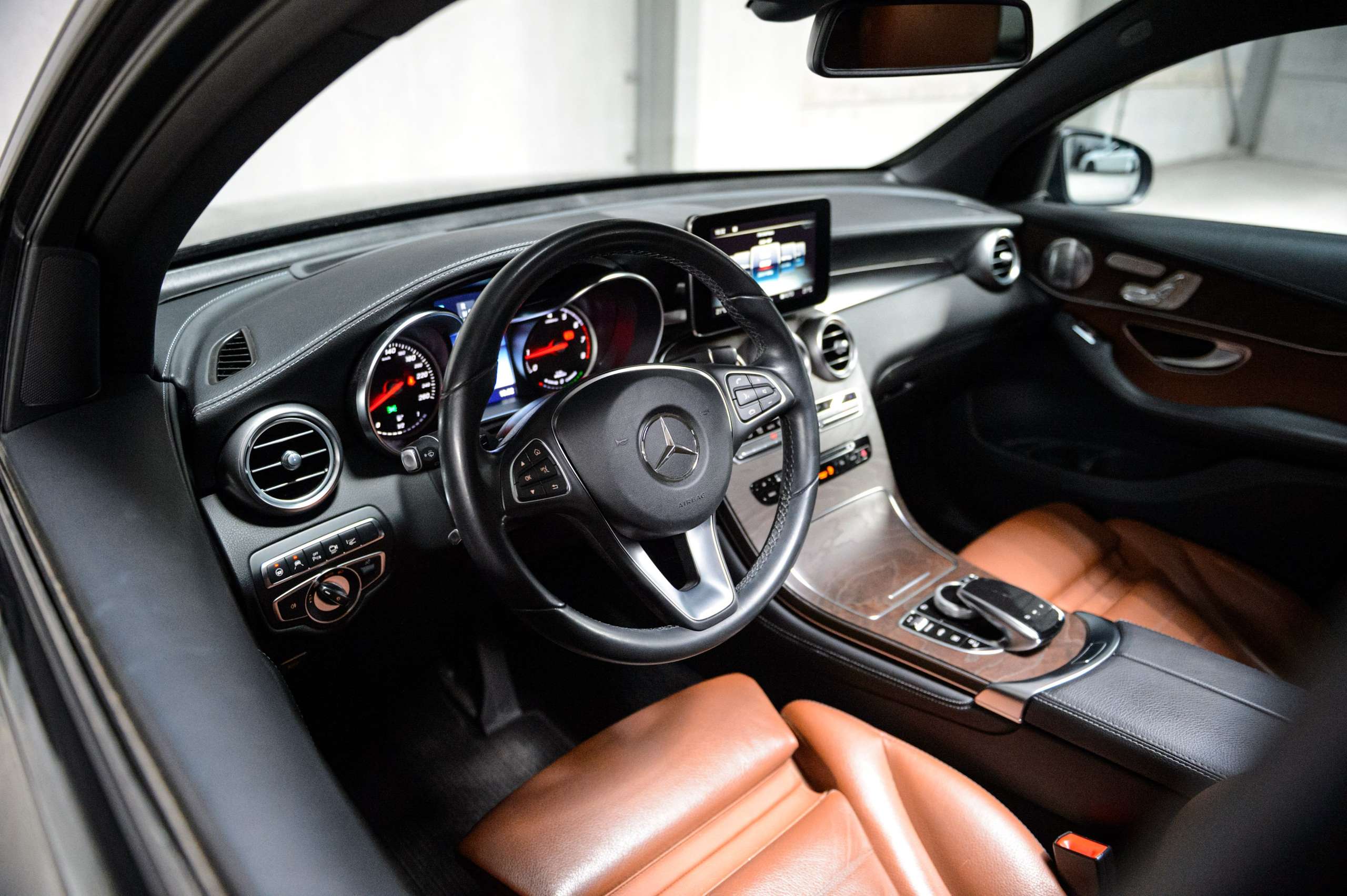 c79aa883-c8ee-429d-be75-36d73a770c4146-mercedes-benz-glc-350-e-4-matic-hybrid-amg-pano-hud-led-dynamic.jpg
